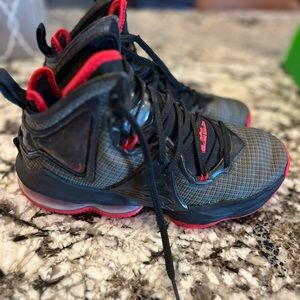 Youth boy Nike 5.5 basketball shoes